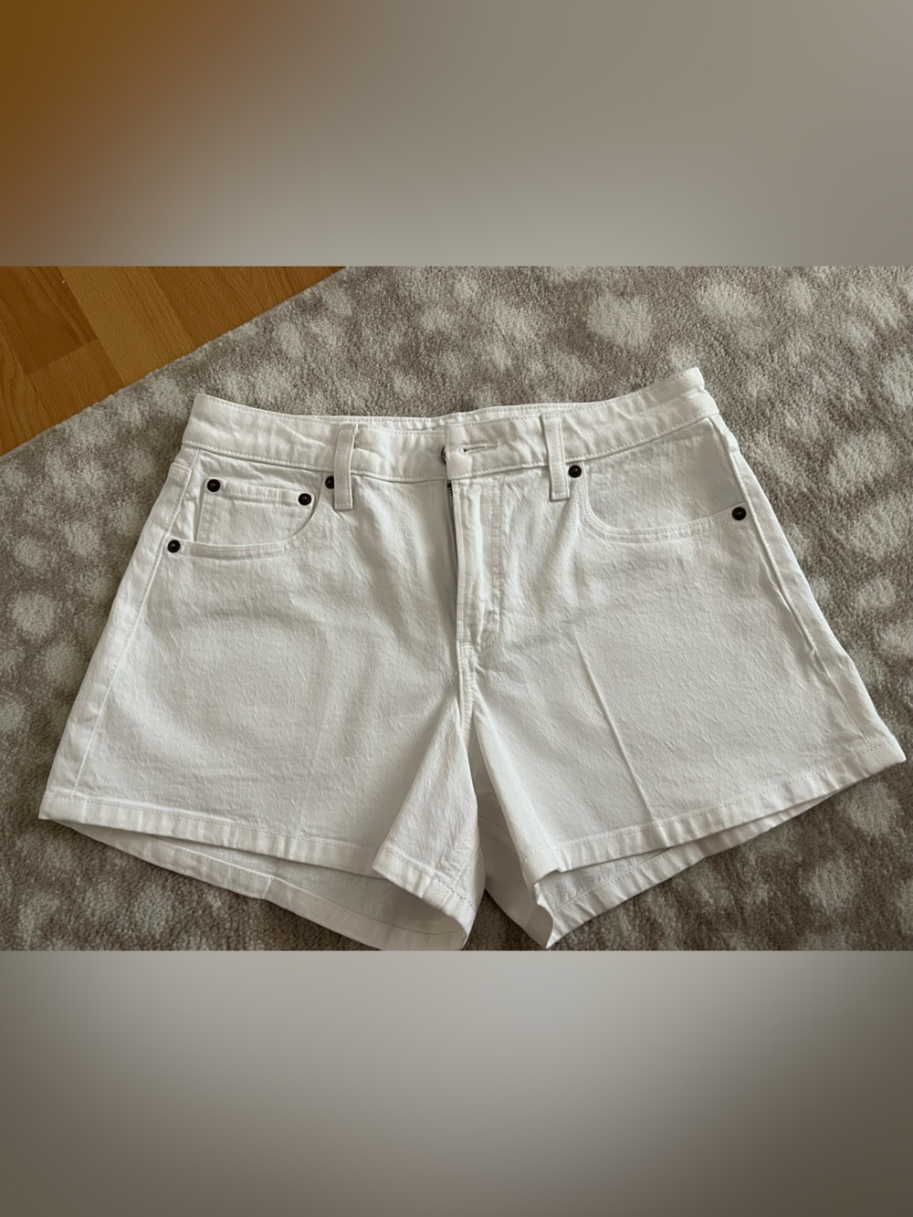 White Abercrombie shorts - Picture 5 of 7
